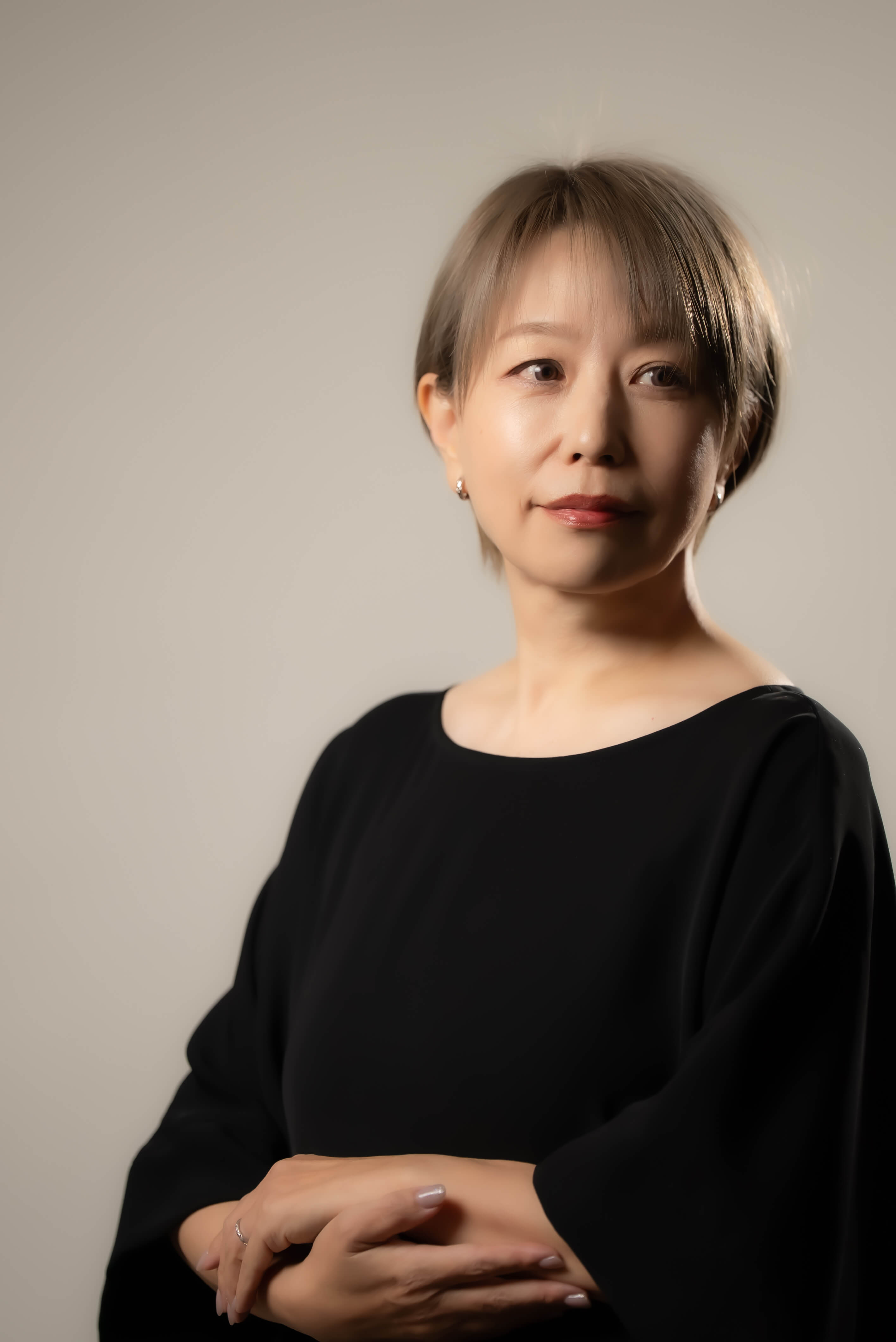 やわらかな光の中で撮影された女性のスタジオポートレートを写したFlog Filmのギャラリー作品